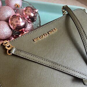 Michael Kors Jet Set Crossbody Camera Bag sz Large in "Duffle" Olive Green color